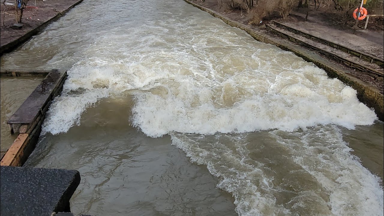 Eisbach 22.02.2026 - kaputte Surf-Welle - Englischer Garten, München; broken surf wave, Munich