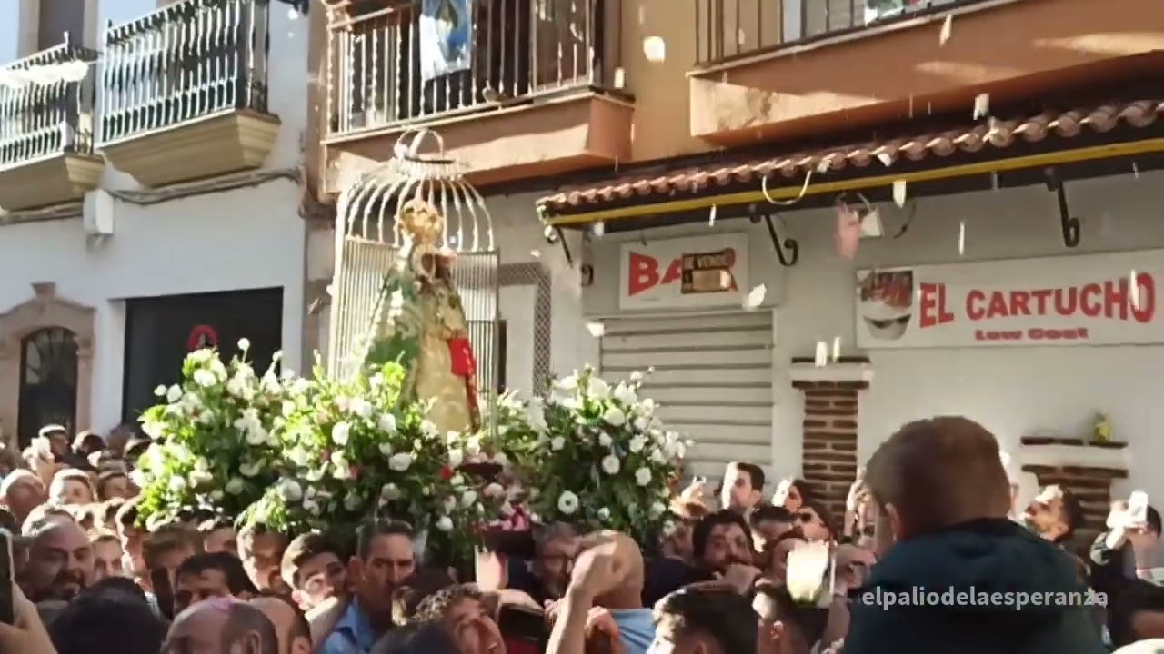 El coro de la Cofradía Matriz de la Virgen de la Cabeza le canta en la calle Vendederas.