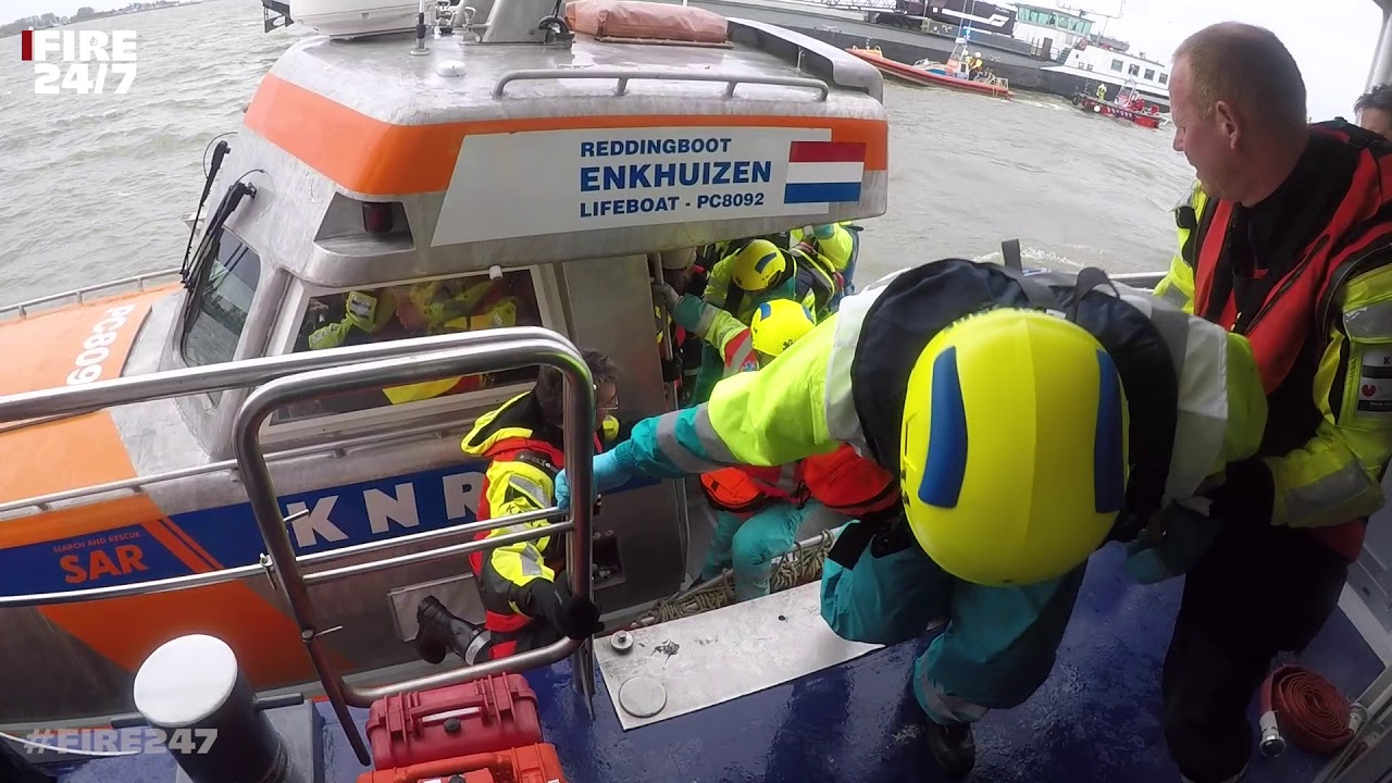 BRANDWEER - BRAND OP SCHIP- KNRM -  RIJKSWATERSTAAT - AMBULANCE - DUTCH FIREFIGHTERS