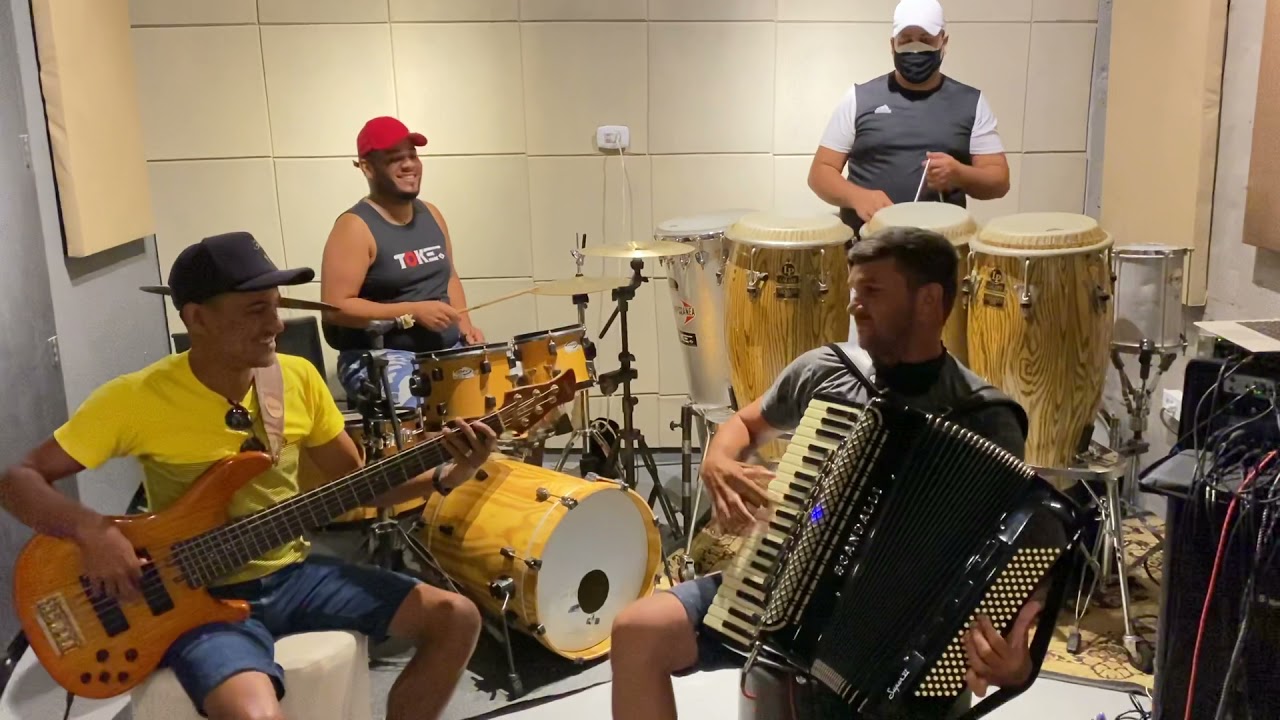 Seu Marquinhos fazendo abertura do show