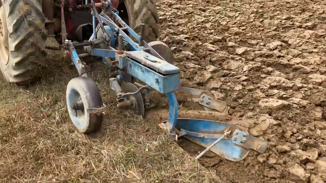 International b275 with ransomes plough