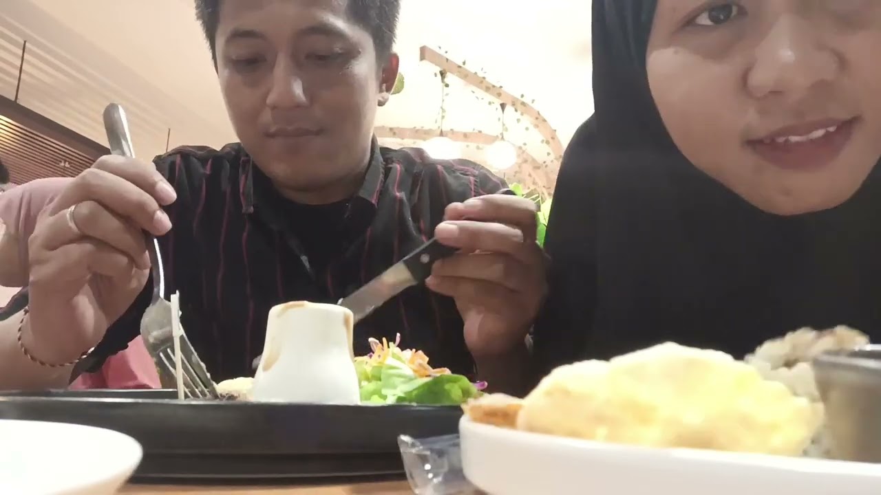 Di TRAKTIR MAKAN ENAK DI RESTO NAWASENA KOTA MADIUN ULTAH KE 40 LEK HAJIR