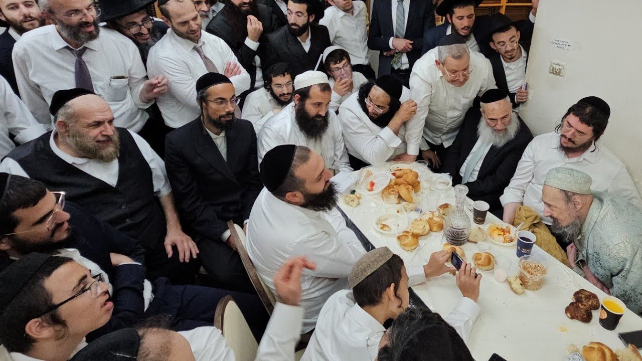 הזמר ר' אפרים מנדלסון אצל הרב דב קוק - בשירה, סיפורים על ה'שפע חיים' מצאנז, ועל פגישתו עם קרליבך