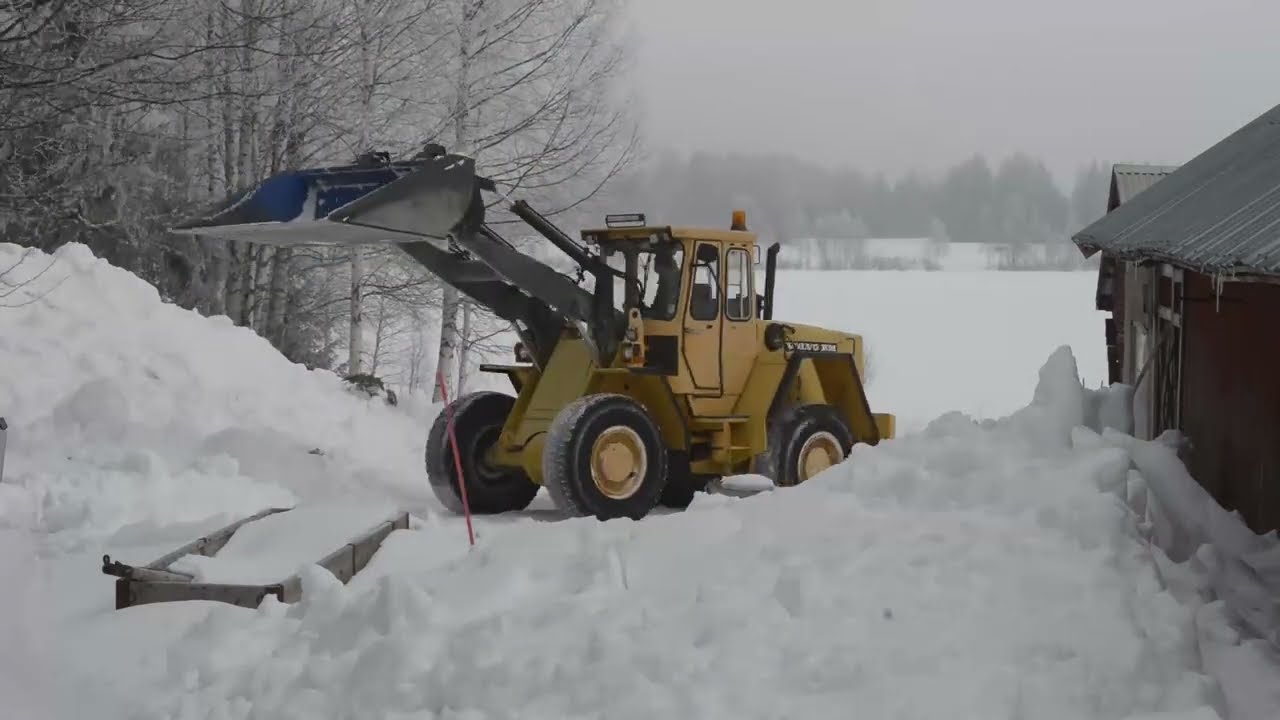 Volvo BM 4300 making snow pile 2022