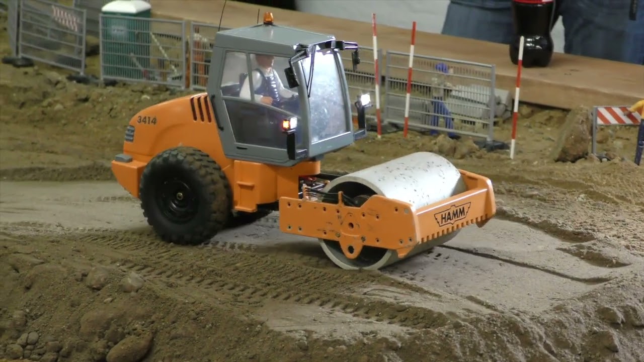Liebherr 926 preparing a place for the mobile sieving plant