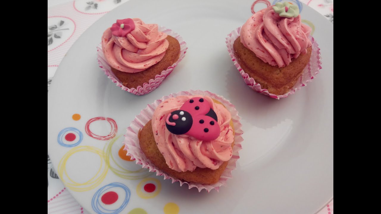 Cupcake com cobertura de buttercream de morango