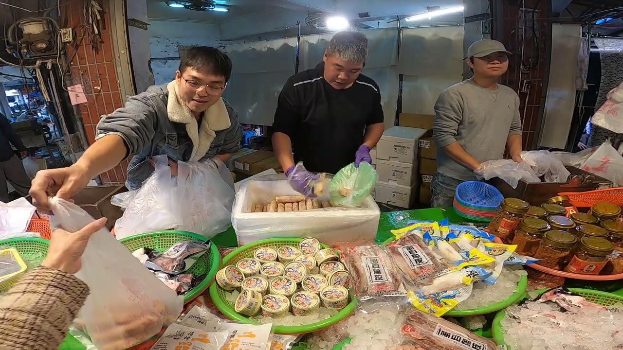來一個石斑盲標 一開箱全場搶著要丟錢已經不收了 新營市場成功街29號 士官長海鮮叫賣 海鮮拍賣 叫賣哥 seafood auction