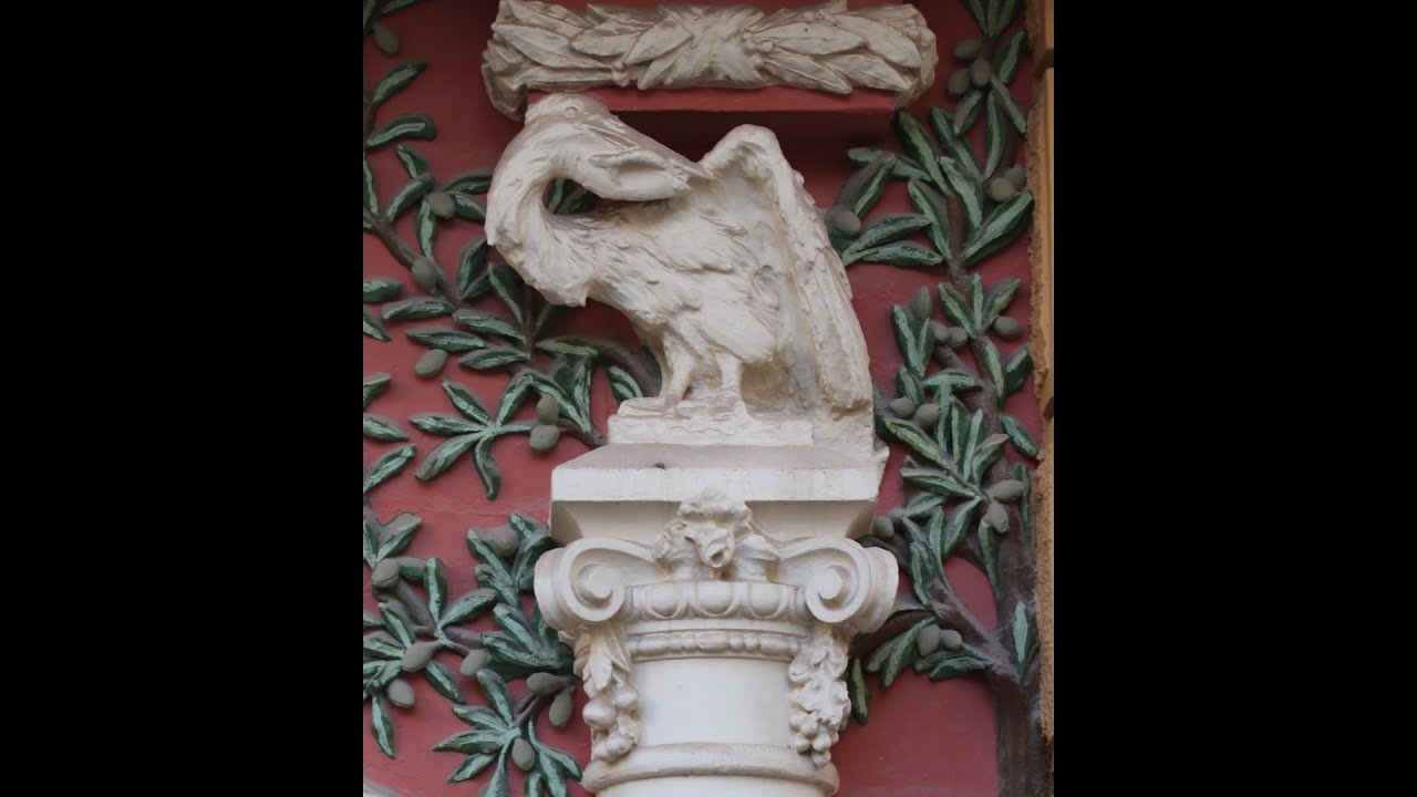 ETNOZOOLOGIA. Pelicà en la façana de l'antiga Caja de Ahorros de Novelda, actual Casal Fester.