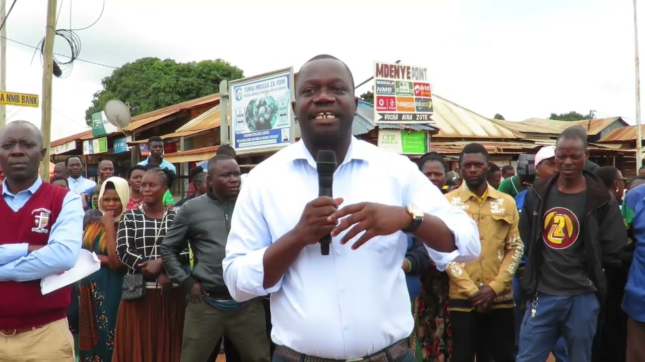 WANANCHI LUDEWA WAMUUNGA MKONO DC WAO KUADHIMISHA SIKU YA MAZINGIRA DUNIANI KWA KUOKOTA TAKA.