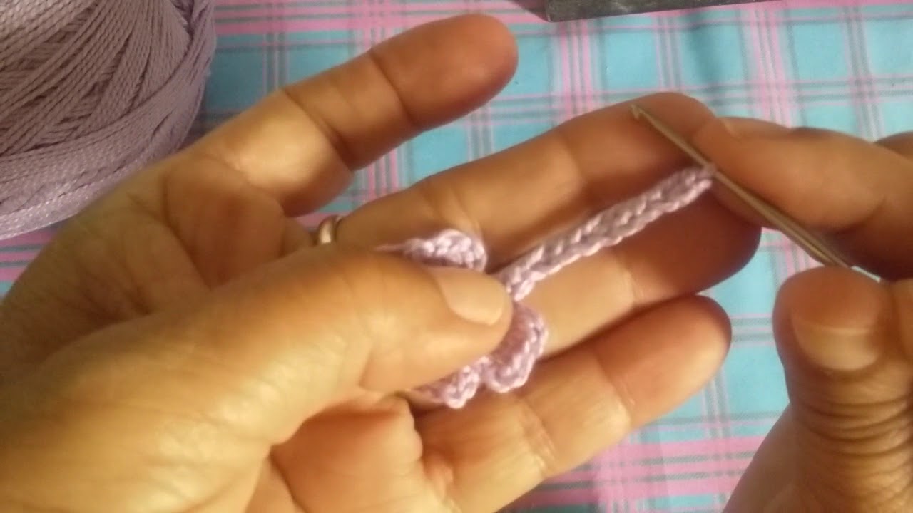 Cordão de crochê com flor