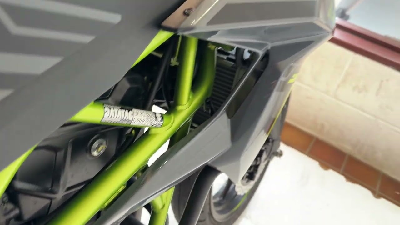 Продается мотоцикл Kawasaki Z125 2023 года выпуска.