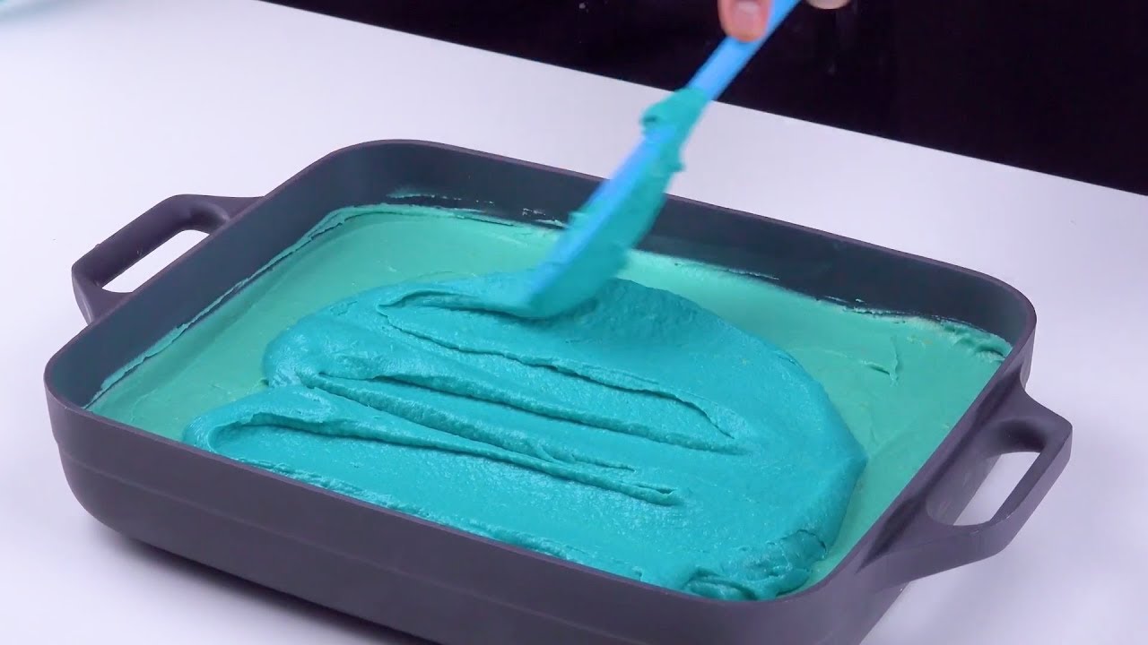 Teile den Teig 5x. Zu jeder Portion gibst du 1 Tropfen mehr Farbe
