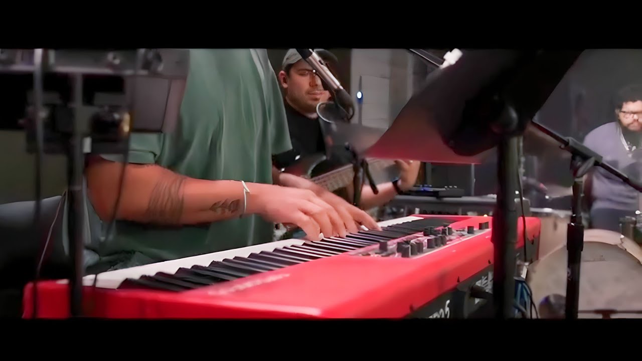 Muestra tu rostro (Show me your face) - Upperroom en español