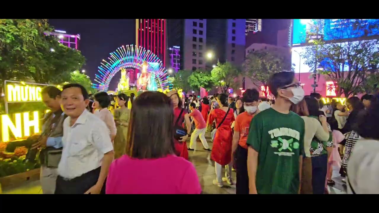 Đường hoa Nguyễn Huệ sài gòn năm 2026 xem có gì khác năm 2025. 
