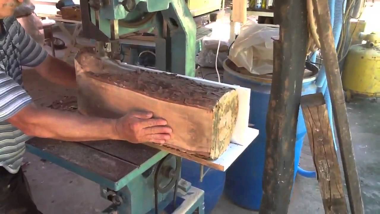 Desdobrando t&aacute;buas com serra fita