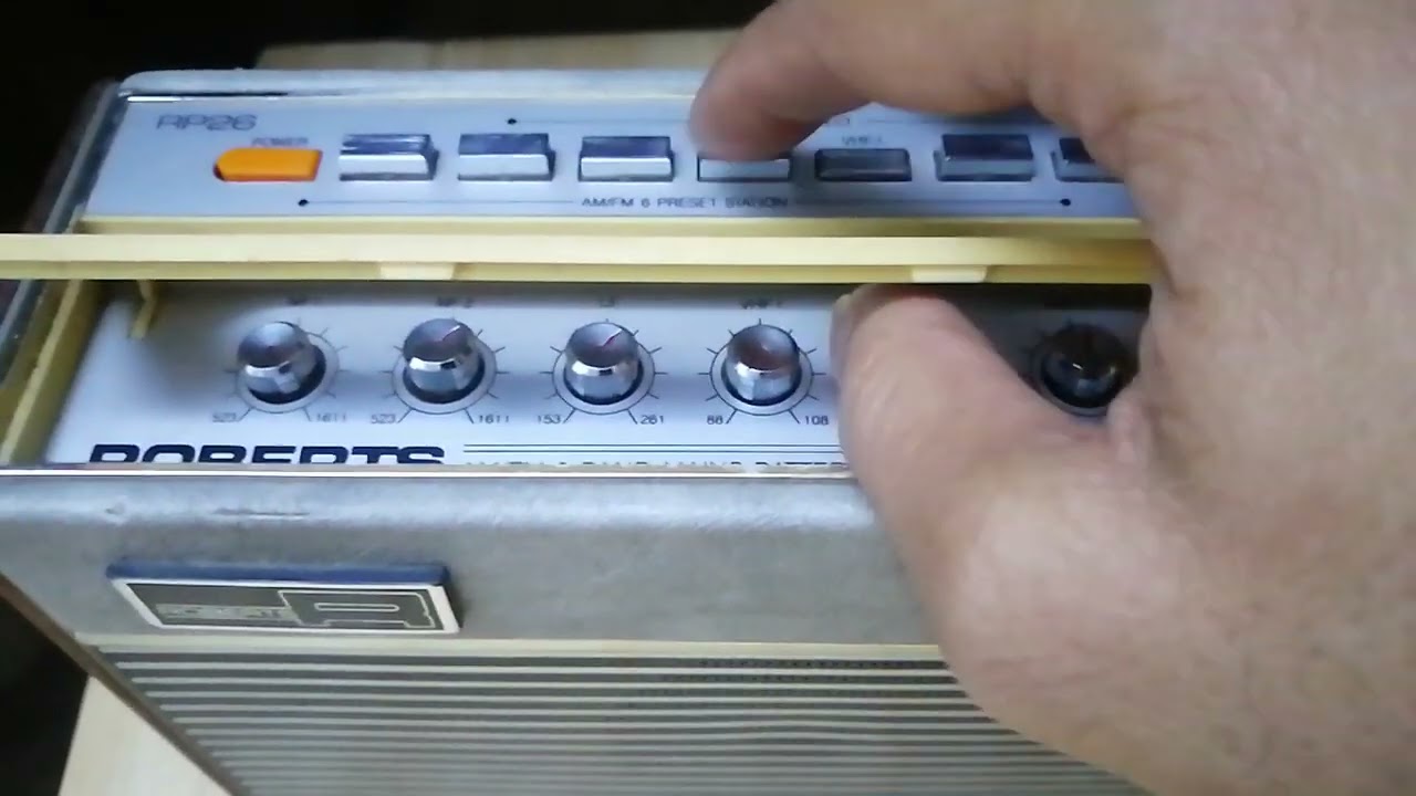 Roberts Radio RP26 3 band AFC- MF1-MF2-LF-VHF-1 6Preset station Vintage gray Lather wooden portable 