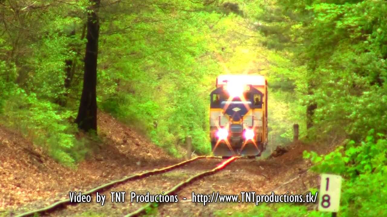 HD Mass Central GP9 #960 at skyman2002's Famous Crossing, River Run in Hardwick, MA