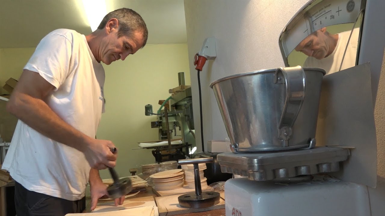 Hostien - in Ochsenhausen wird das Brot des Abendmahls gebacken