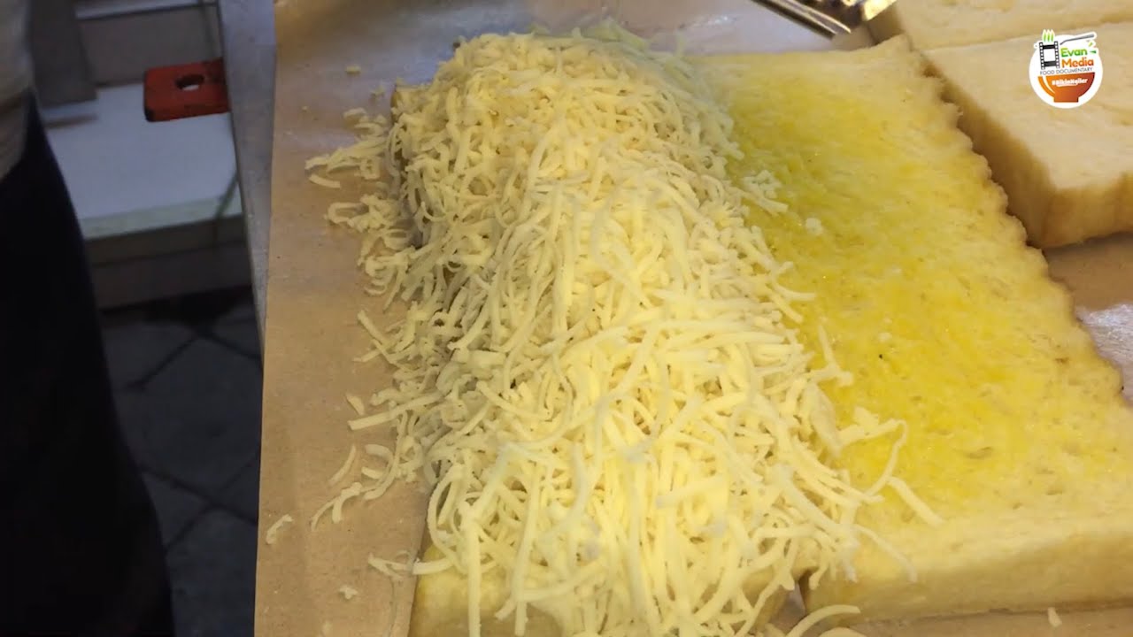GOKILLL !!! ROTI KUKUS KOTAK DENGAN KEJU LUMER ABIS !!! ROTBAK KABAYAN | KULINER JOGJA #BikinNgiler