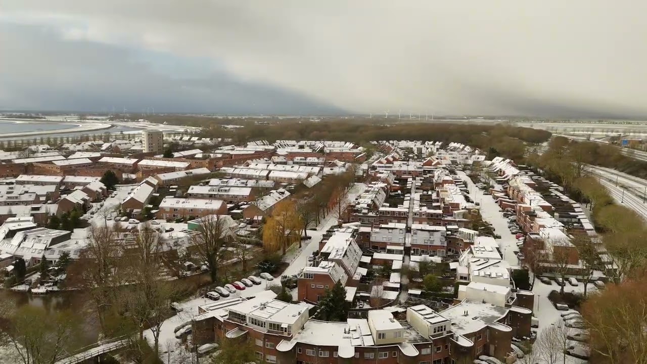 Hoorn in de sneeuw: dronevlucht boven de Grote Waal