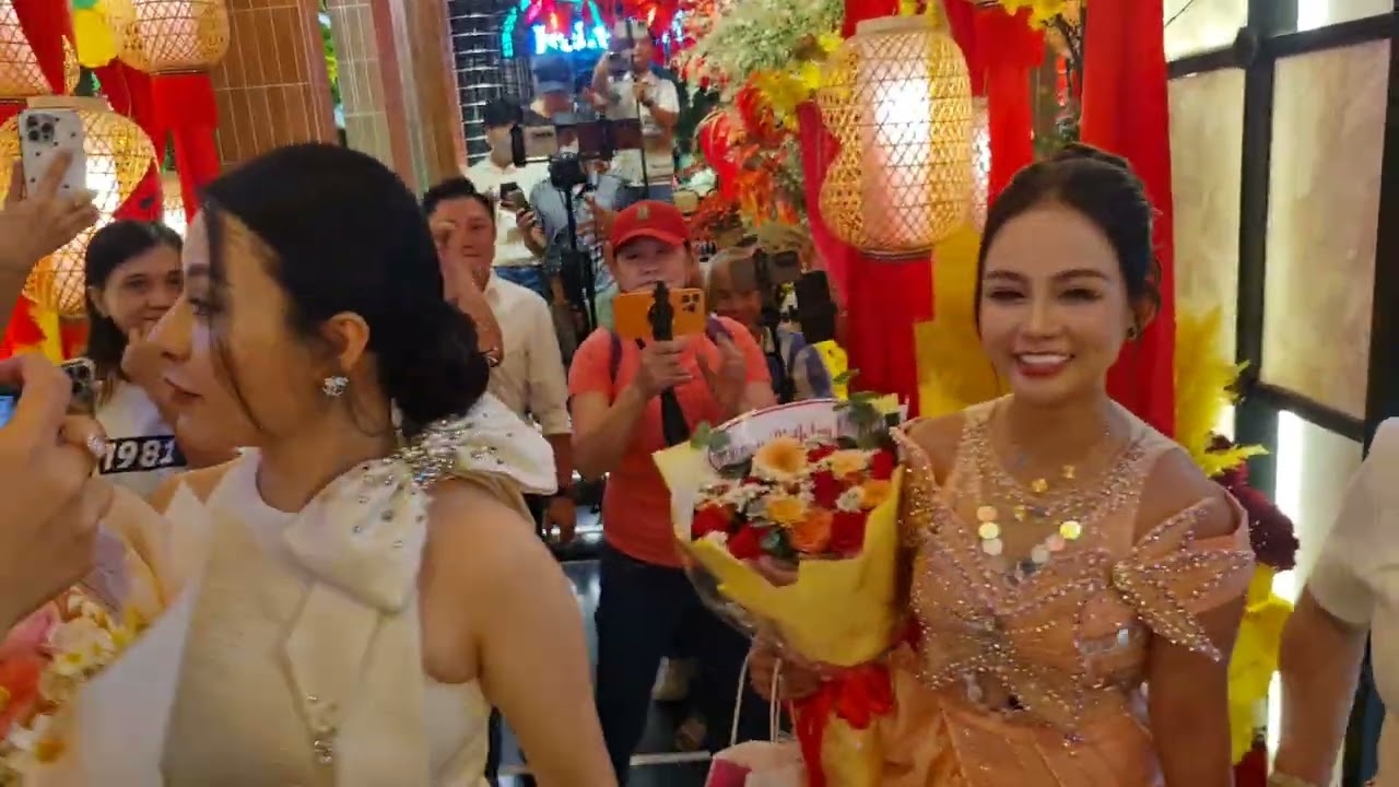 Thật cảm động Huy Lê đứng  đón Hồng Loan hồng ni tới 