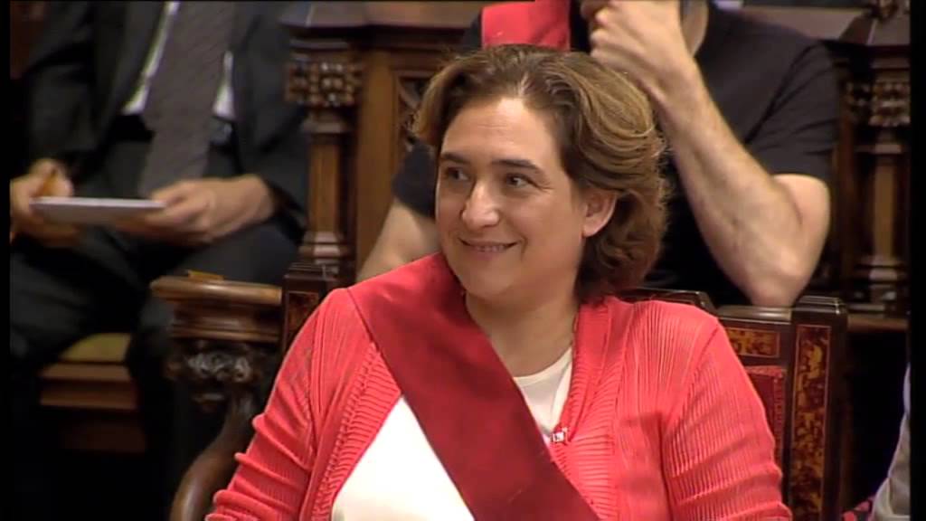 Ada Colau, investida alcaldesa de Barcelona por mayoría absoluta