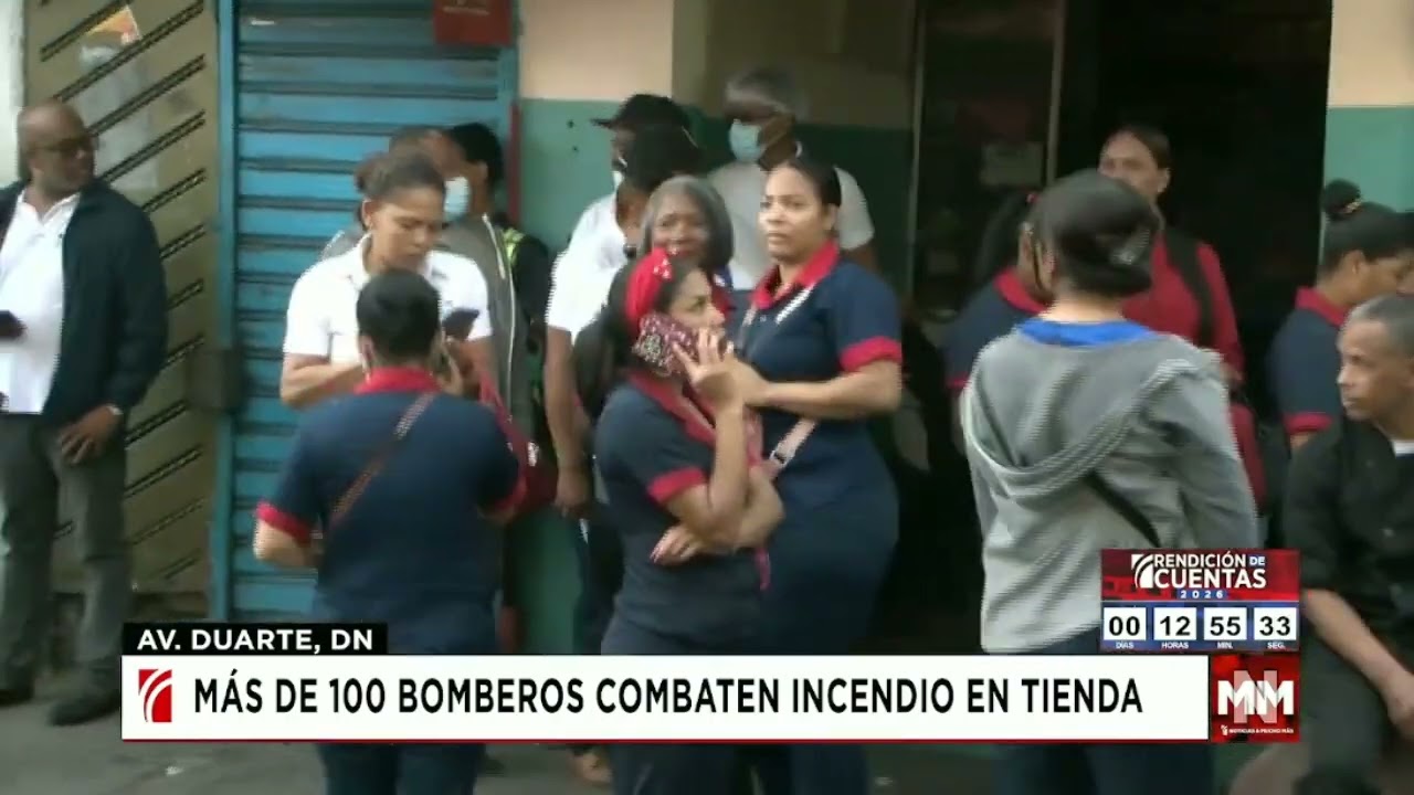 Más de 100 bomberos combaten incendio en tienda