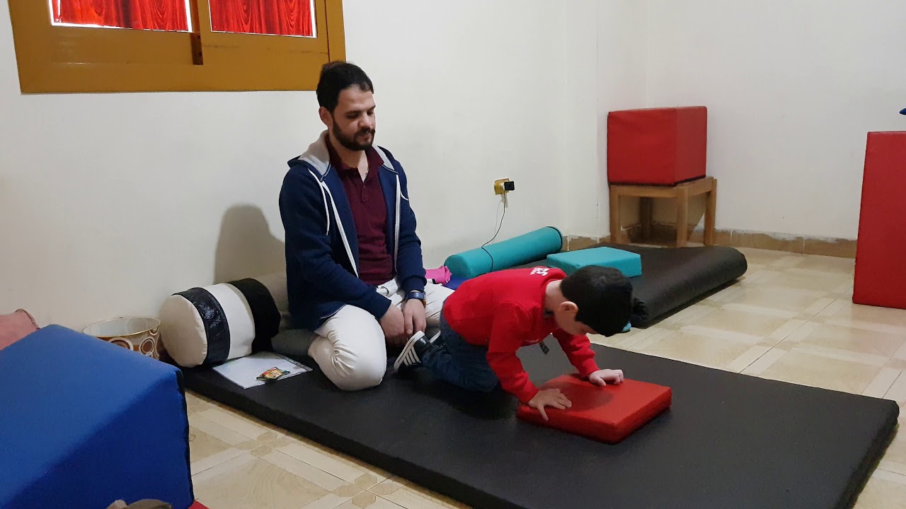 تعليم الطفل القيام من علي الأرض الي الوقوف منفردا | Get to stand from prone