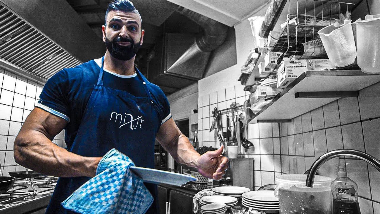 Bodybuilder in Küche geknechtet - Rent A Vito