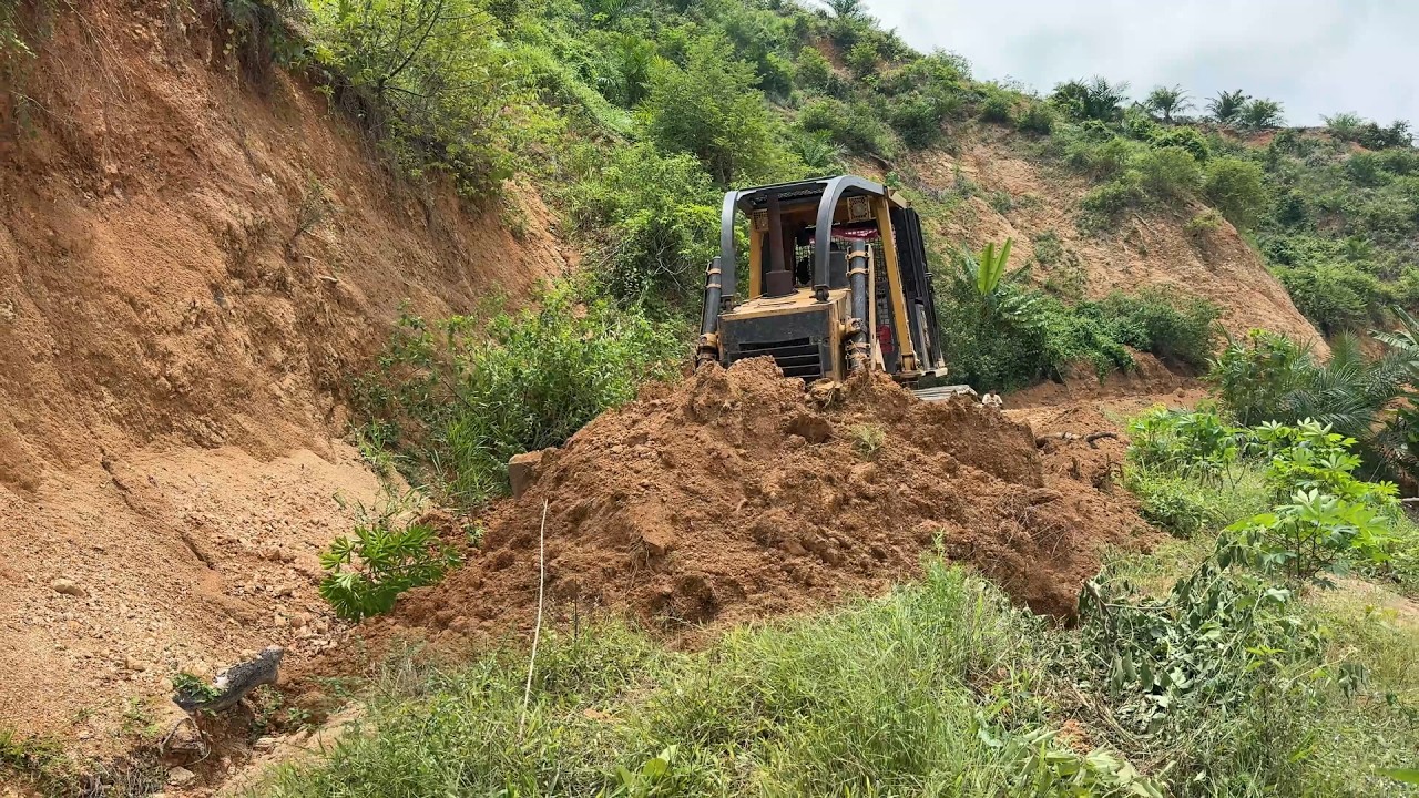 Quick Road Repair Using D6G Bulldozer in Palm Oil Plantation