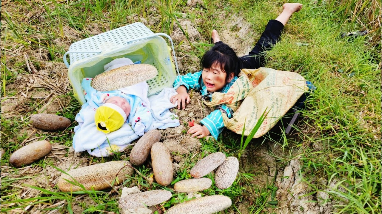 A girl holds her 1-month-old baby in cold weather. She had bad luck.