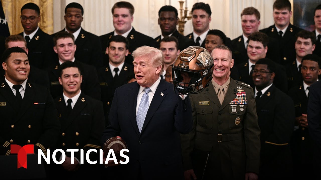 Trump entrega trofeo al equipo de fútbol americano de la Marina