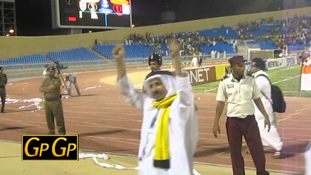 رئيس نادى الاتحاد اللواء محمد بن داخل يحتفل مع الجمهور بالفوز على سيئول