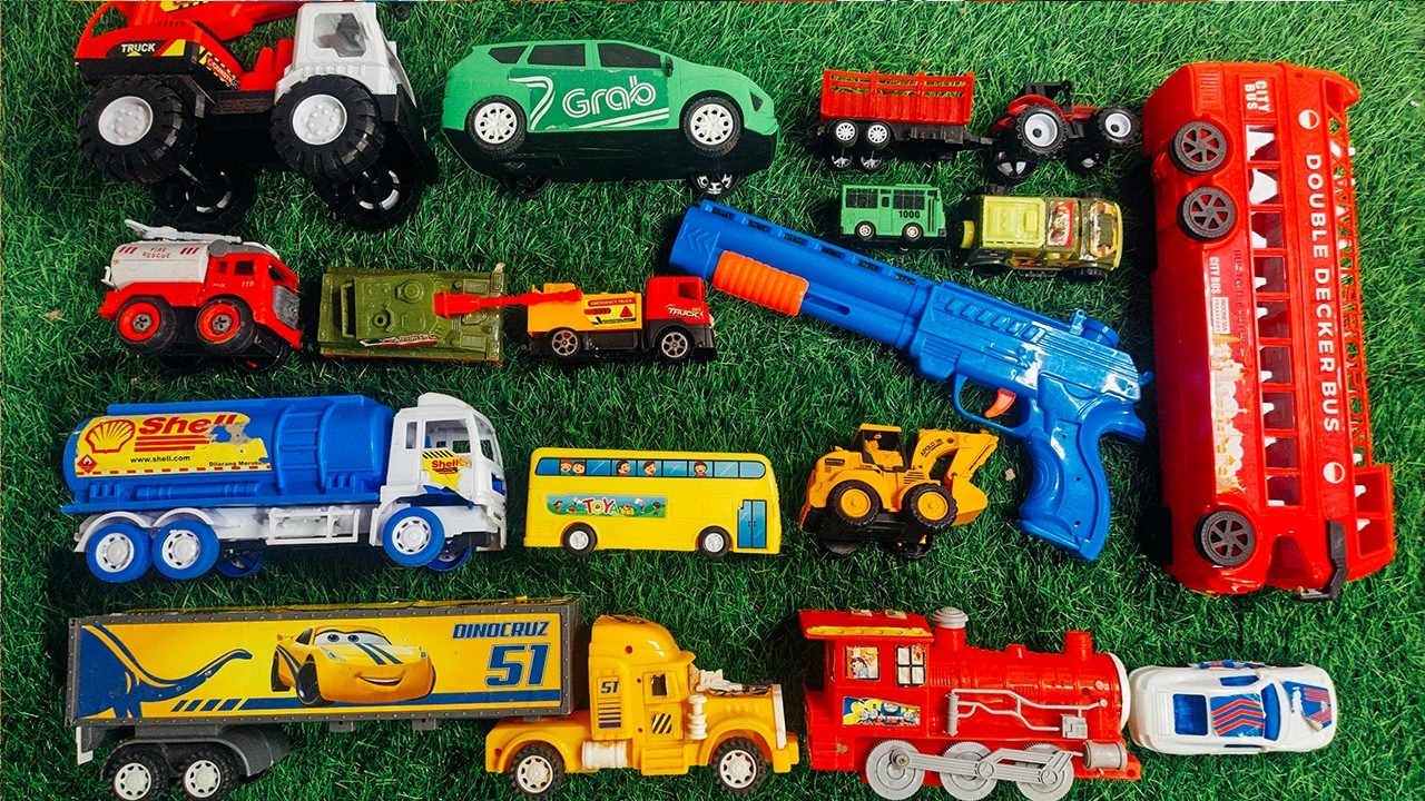 Membersihkan Mainan mobilan Bus Telolet, Escavator Beko, Tank Baja, Mobil Ambulance,Truk oleng y