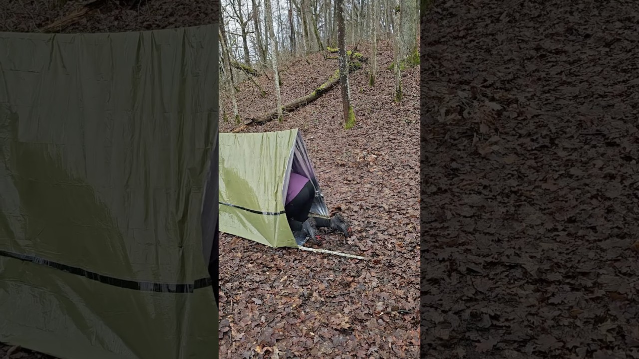 Emergency life tent 😮🤓⛺️ #survival #outdoors #lifehack #skills #camping #Emergency #shorts #tent