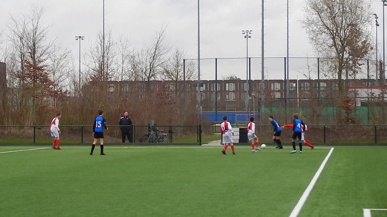 PVC valt weer aan, schot hobbelt voorlangs.