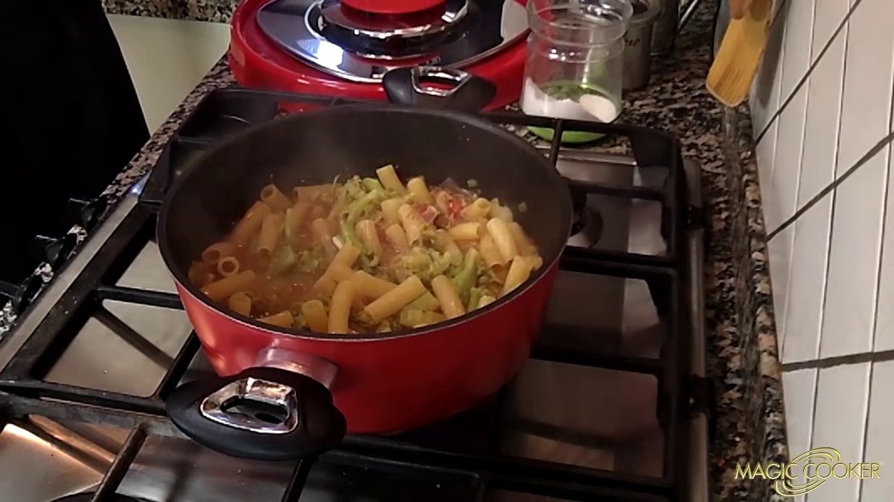 38 - Pasta  Broccoli pomodori e acciughe preparata da Dario con il coperchio Magic cooker