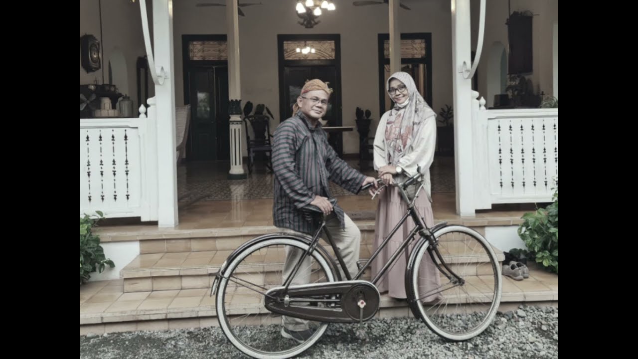 Berkunjung dan bermalam di sebuah rumah lama nan eksotis di Laweyan, Solo.