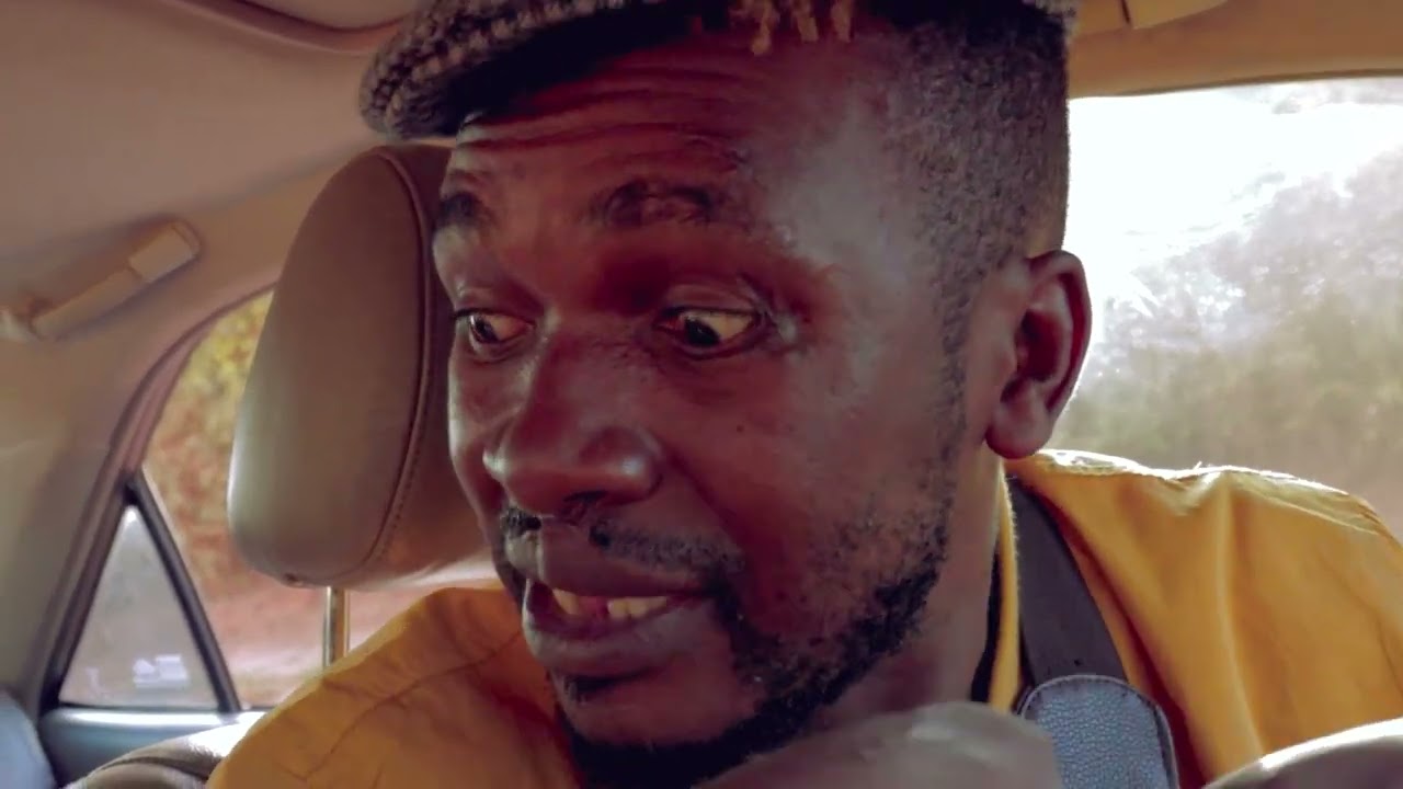 Haricot Beans fait le clando avec la voiture personnelle de Edoudoua. Mais aujourd'hui alors hein 🤣