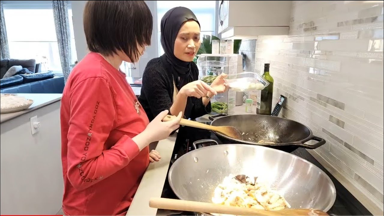 Masak Menu Makan Malam ,Oseng buncis dan Hofan goreng.Dibantu Cassandra
