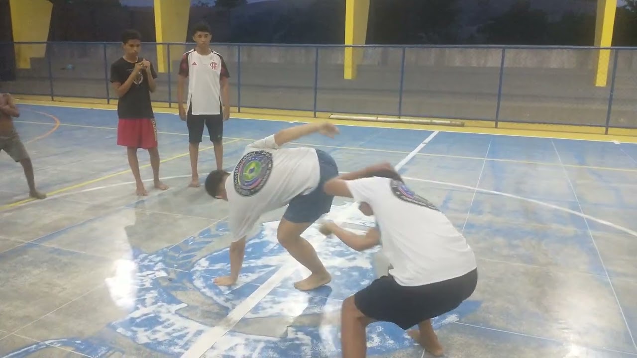 Capoeira Chaval aluno panda jogando com aluno flash.