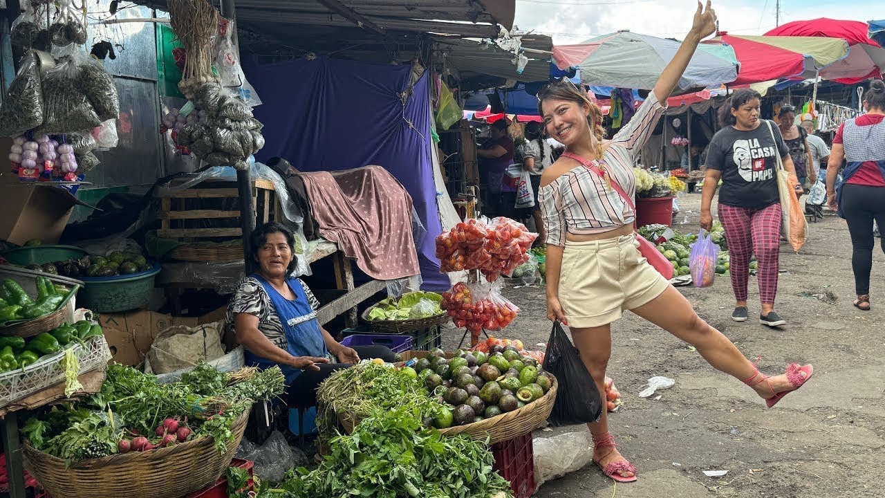 PRIMERA VEZ  JAPONESA VISITANDO A MERCADO DE SAN SALVADOR🇸🇻