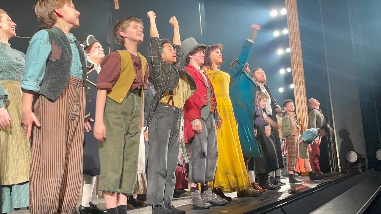 Bows @ NYCC’s Oliver! feat. Raúl Esparza, Benjamin Pajak & Lilli Cooper