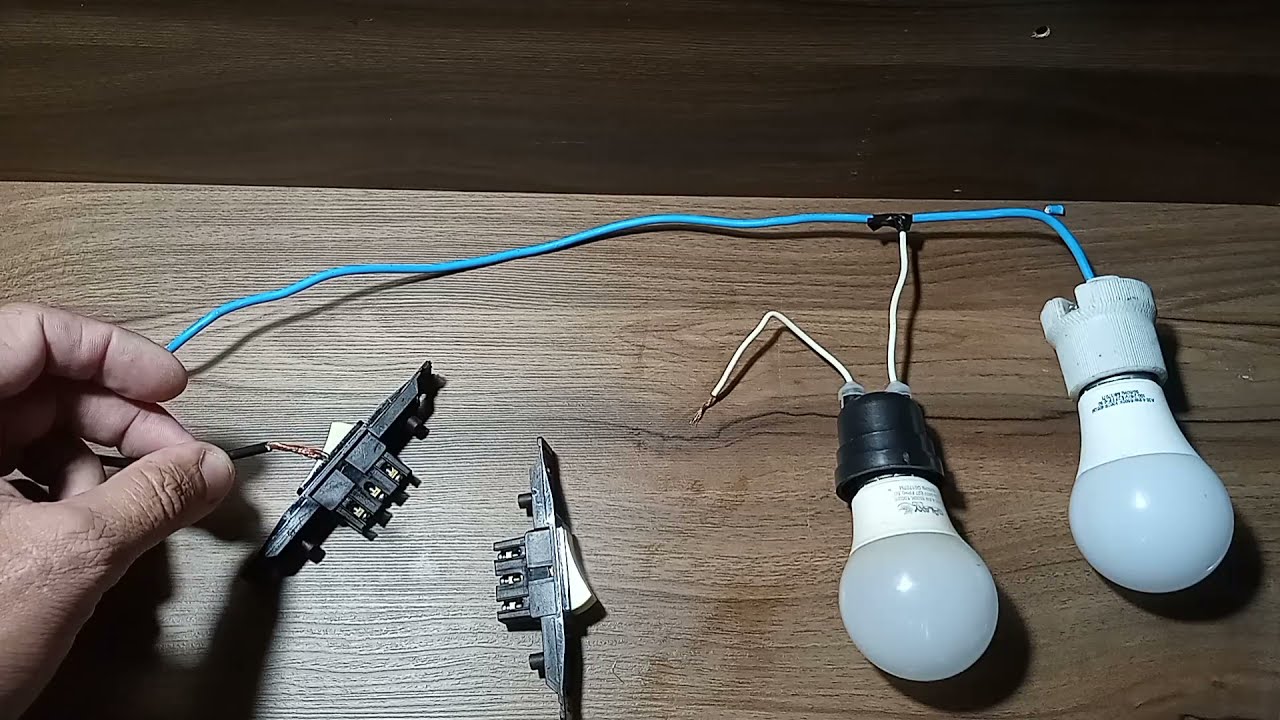 Como ligar duas lâmpadas usando interruptores paralelos