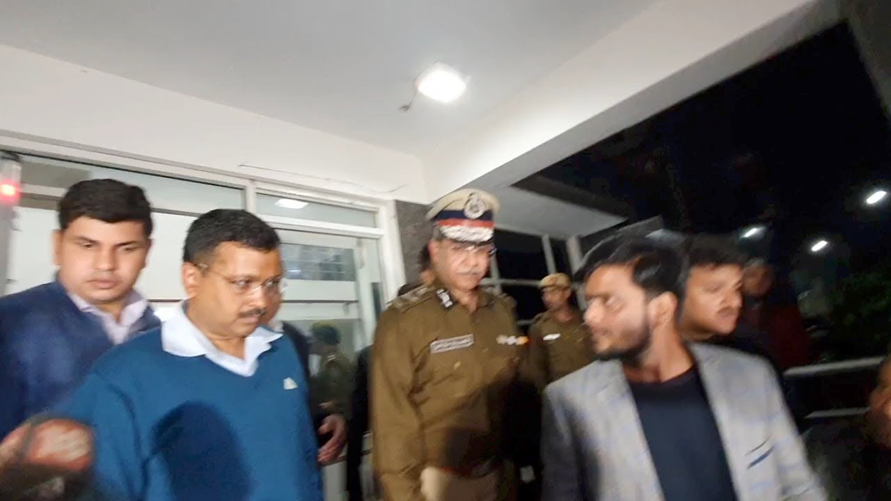 Arvind Keriwal visits North-East&nbsp;Delhi DCP office