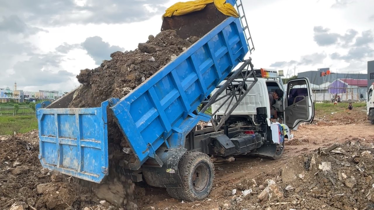 Dump Truk Hino 300 Jomplang Muatan Tanah Lumpur 