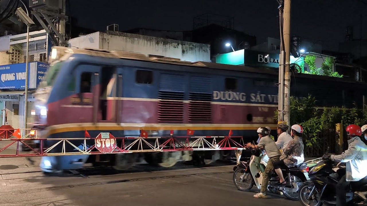[2922 - TÀU TẾT 2026] D19E-961 kéo tàu SE11 | 21:26 - 23.02.2026