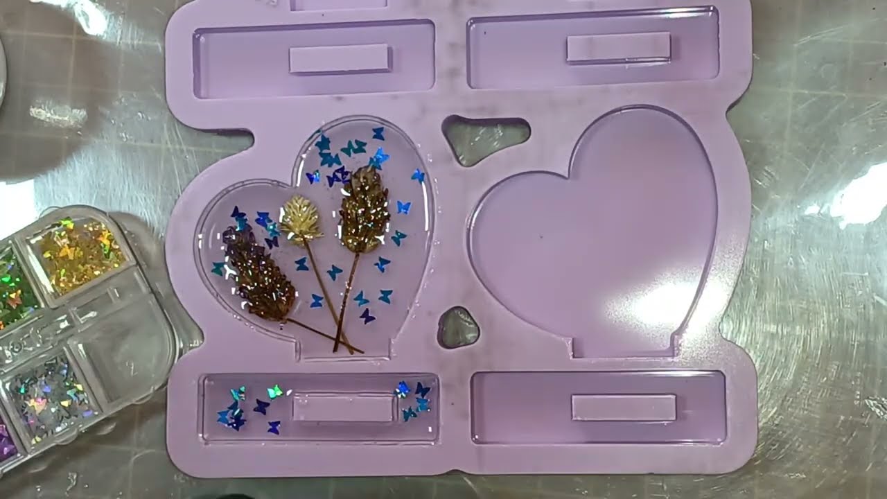 Coração com suporte eternizando lavanda na resina epoxi.
