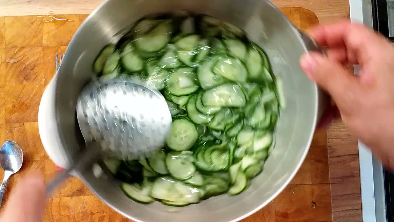 Uborka saláta ami nem egy vizes lével készül hanem íze is lesz :-) tízből heten rosszul csinálják !