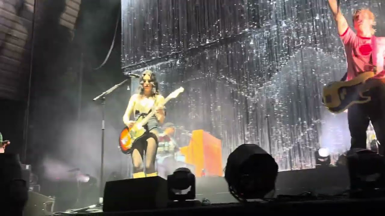 White Horses by Wolf Alice at KB Hallen, Copenhagen (6 November 2025)